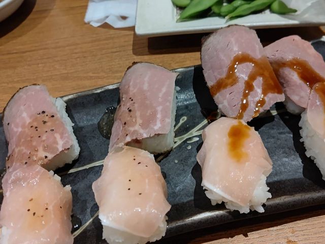 出された肉寿司 ネットに上がってたのと全然違ってビックリ!_鳥乃雅 蒲田店