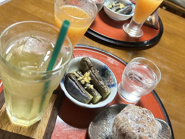 入浴後のドリンク、サービスのお食事の写真です。_古民家 酵素風呂 蚕屋