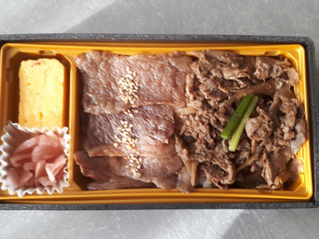 米沢牛のすき煮と山形牛の焼き肉_松川弁当店 駅前店