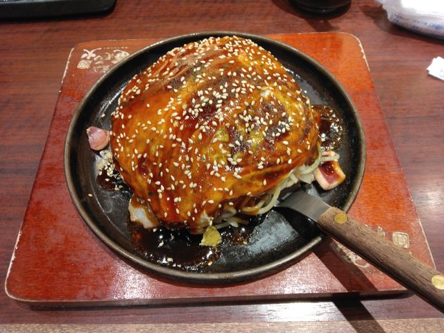 見るだけで、ワクワクさせてくれます、電光石火のお好み焼き。_電光石火 東京駅店