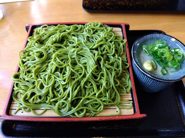 ありきたりですが宇治なんで茶蕎麦を。_大阪屋食堂