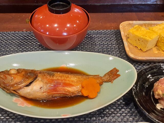 カサゴの煮つけ、なめろう。
他にお寿司が6巻つきました。_丸竹都寿し本店