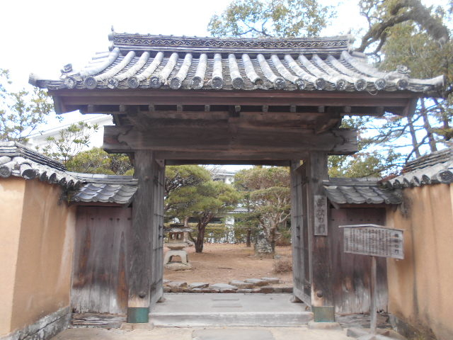 藩校の門