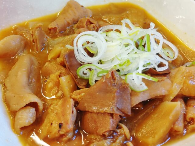 山田うどんの看板メニュー。パンチという名のモツ煮込み。_山田うどん 新栄町店
