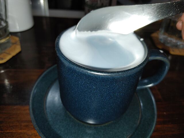 バタフタイ ピ-という花から抽出したきれいな薄水色のエキスのラテです おいしかったです_Cafe AJITO N カフェアジトドット エヌ