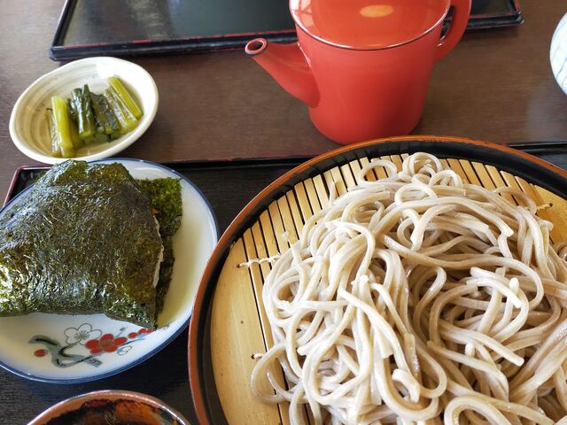 田舎風の蕎麦とおにぎり_そば処しみず