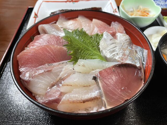 この日は8種類ほどのお刺身が楽しめました!日によって魚の種類が異なるとのこと。_船よし