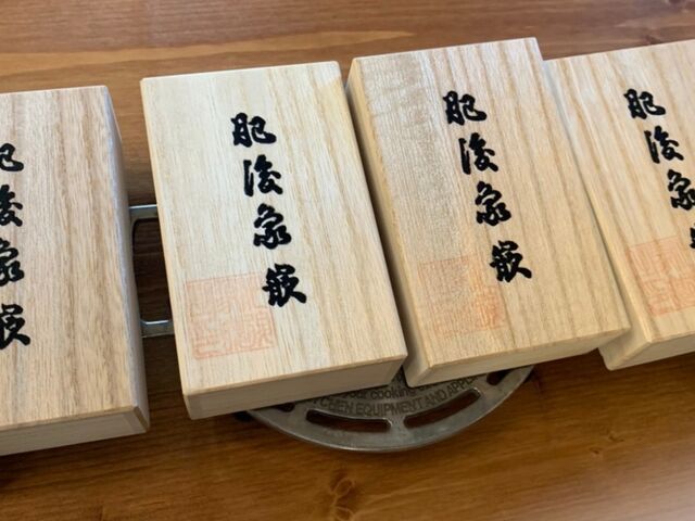 それぞれ、木目が異なる木箱です_肥後象嵌光助