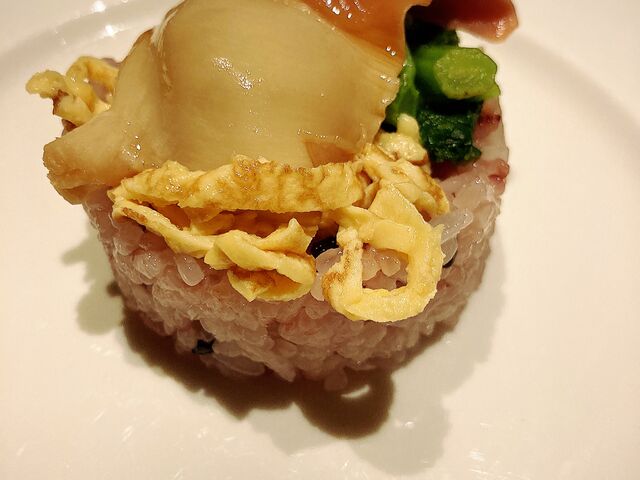 酢飯の上にホッキ貝、錦糸卵、菜の花。上品なチラシ寿司でした。_癒.酒.屋. わおん