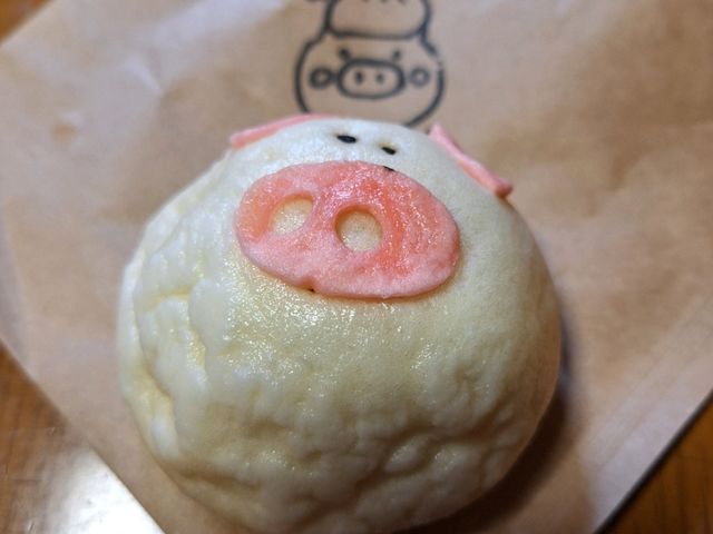 肉まん。市販のお饅頭より少し大きいくらいです。_ますもと食堂