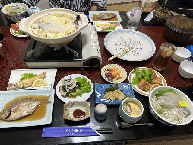 夕食(具を入れる前の写真を撮り忘れました。鍋の右側のお皿に鍋の具材が載っていました。)_まるたか天然温泉旅館