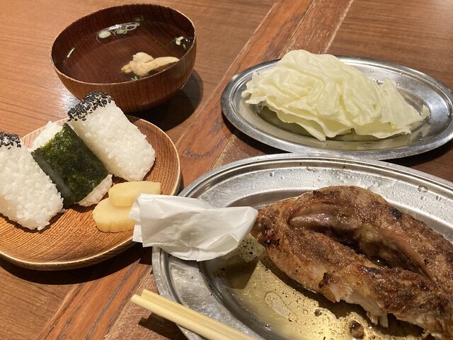 ひなどり(食べかけ)と一緒についてくるキャベツ。おむすびはスープ付き。_一鶴・高松店