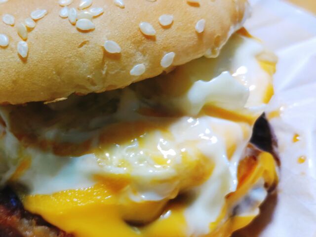ソースとチーズがドロドロ溢れて食べづらいけど美味しいよ!てりたまチーズバーガー_マクドナルド北千住西口店