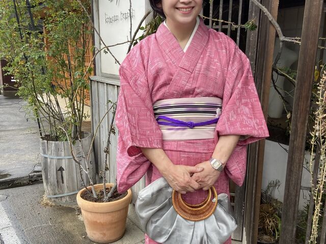 お店の前でスタッフの方に撮影していただきました。_着物屋むすび