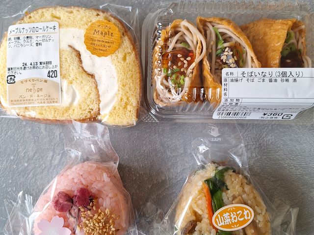 お菓子やお惣菜も色々。個包装があるので、買いやすい!_道の駅たがみ