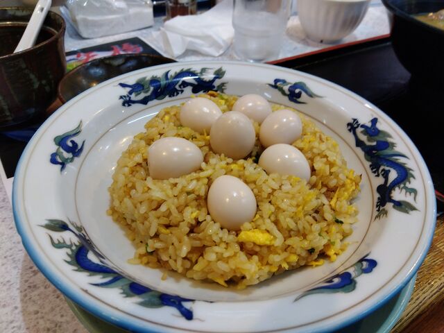 ま、コレもオリジナルでしょうね笑。うずら卵入りチャーハン頼んだらこんな感じに笑。_ラーメン藤矢橋店