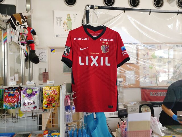 鹿島アントラーズのお膝元。LIXILマークのレプリカユニやアントラーズグッズも販売しています。_道の駅いたこ