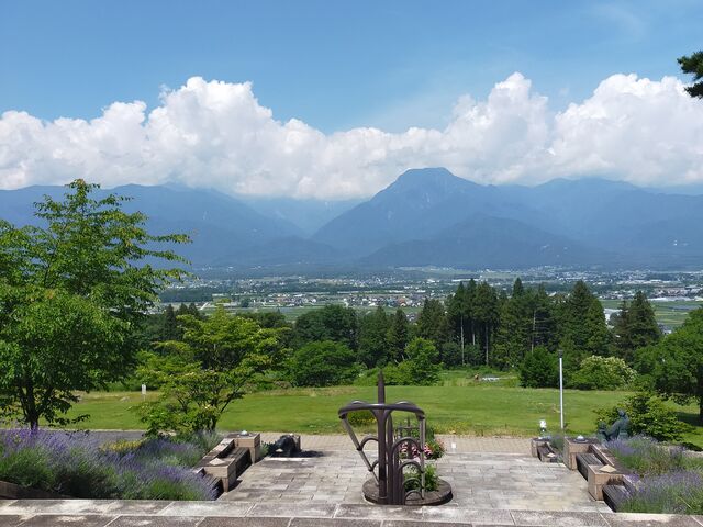 有明山と安曇野_北アルプス展望美術館(池田町立美術館)