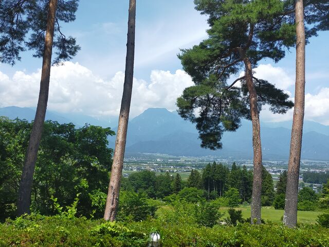 ロビーからの風景_北アルプス展望美術館(池田町立美術館)