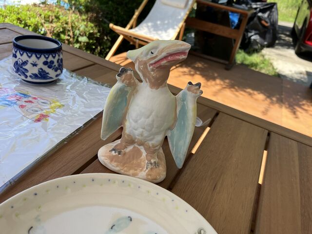お兄ちゃん恐竜。茶色の絵の具は仕上がると薄めに色が出るそうです。_トマス陶芸