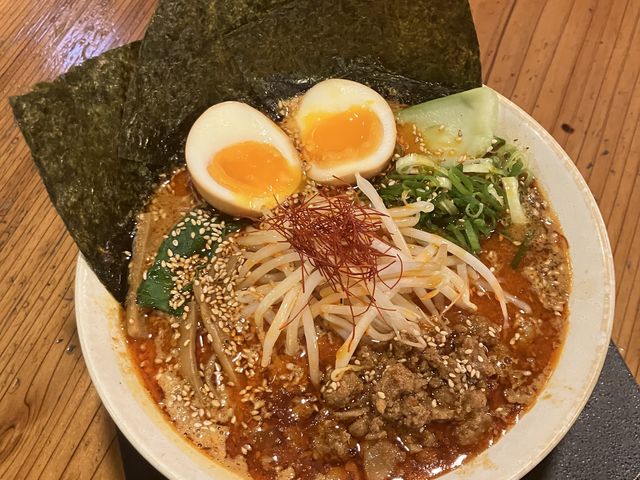 特製担々麺
ゴマが効いてて濃厚なラーメン
うまかった_らーめん つけ麺 花銀