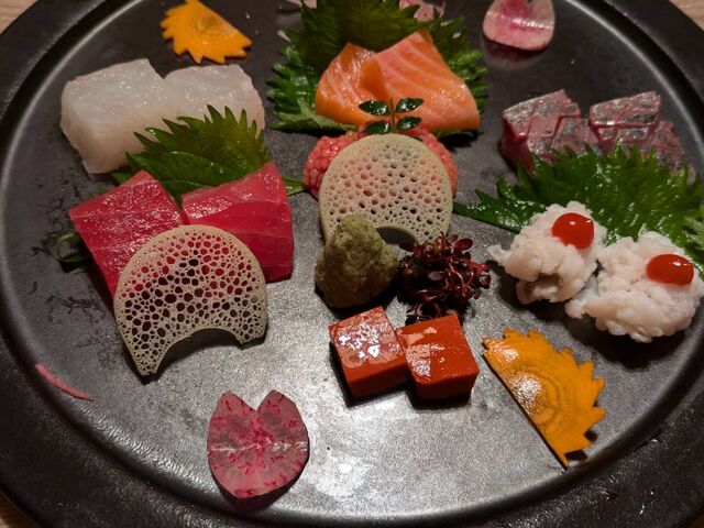 写真左から時計回りで、まぐろ、鯛、琵琶湖のマス(身の前には卵も)、鯵、鱧の湯引き、赤こんにゃく_美味多彩 蔵家