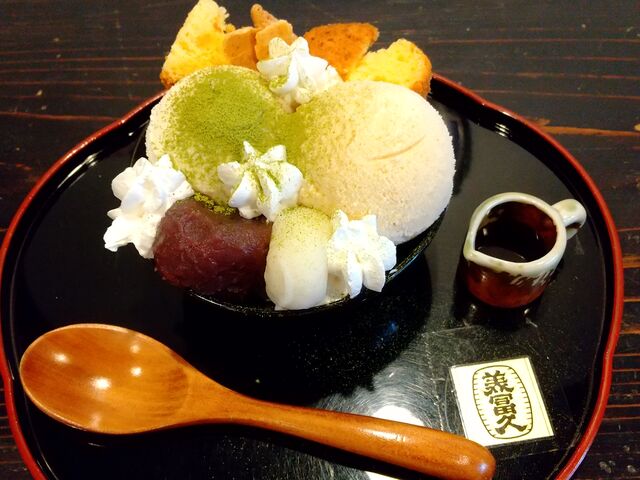 悩みに悩んでパフェを注文。
甘酒のアイス、シフォンケーキがたっぷりで、とても
おいしかったです。_美冨久酒造