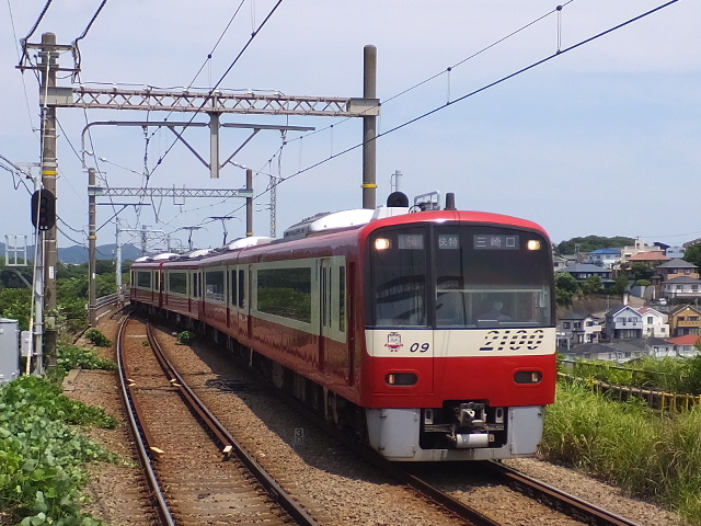 駅に入線_京浜急行電鉄三崎口駅