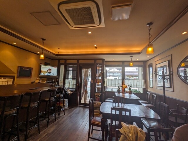 落ち着いたシックな内装です
山下清画伯のリトグラフなども_0460cafe
