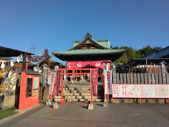 常設『赤色の必勝幕』がインパクトが強くて魅せられます。青空だと見映えがします。_白崎八幡宮