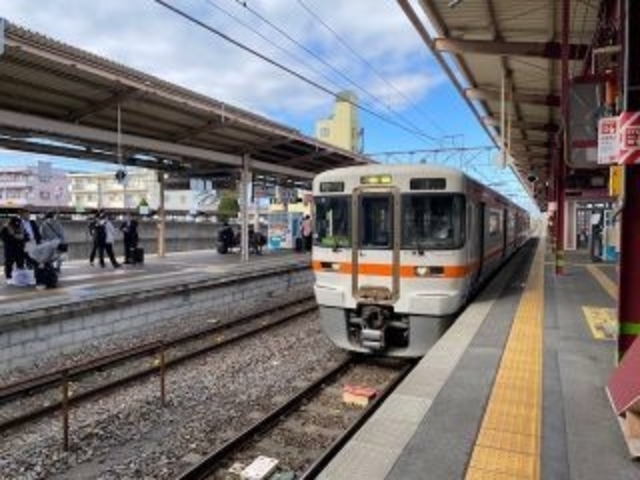 塩尻駅:各駅停車の電車はこの駅で墓電車の通過待ち有り_JR塩尻駅
