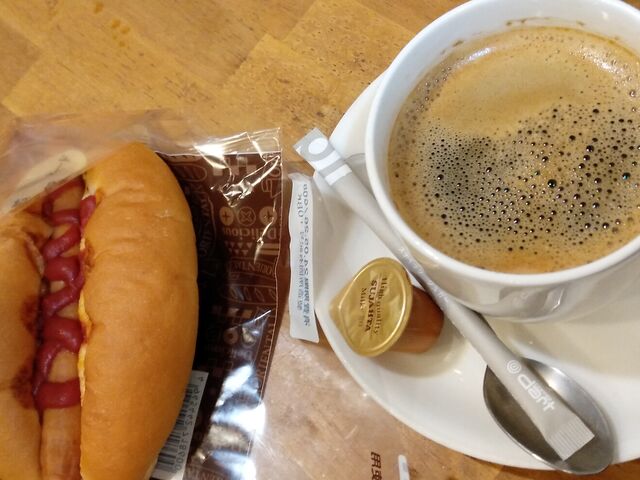 ブレンドコーヒーとウインナーパン_ノエシス