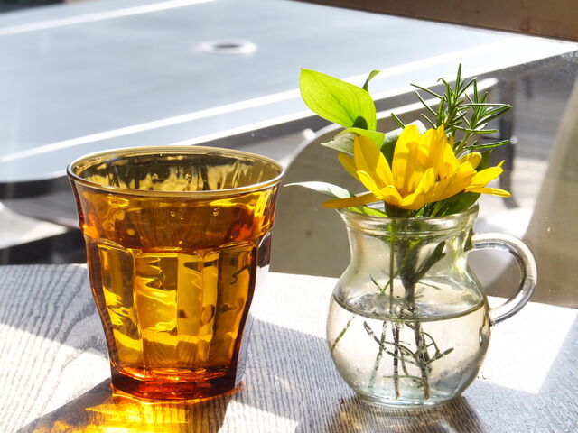 テーブルのお花_カフェ 坂の下