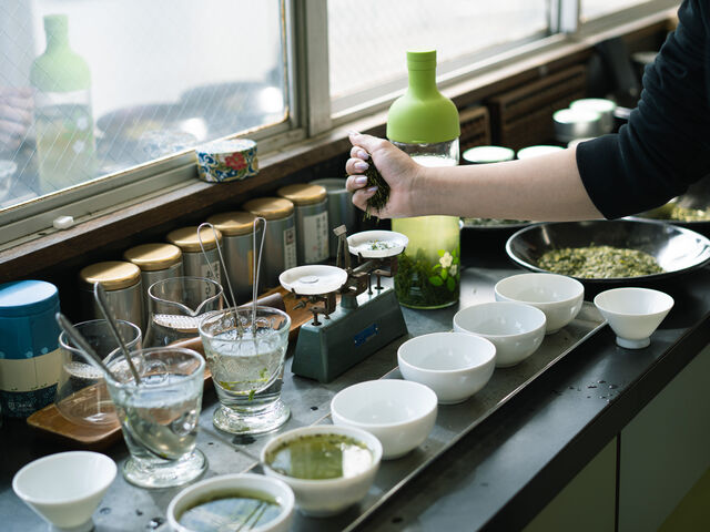 「拝見場」でどうやってお茶を飲み比べるかレクチャーいただきました_nonki tour