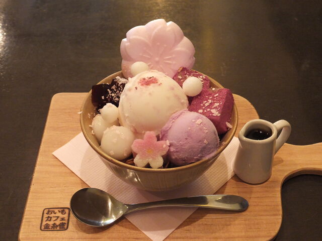 可愛い桜のパフェ_おいもカフェ 金糸雀(カナリア)