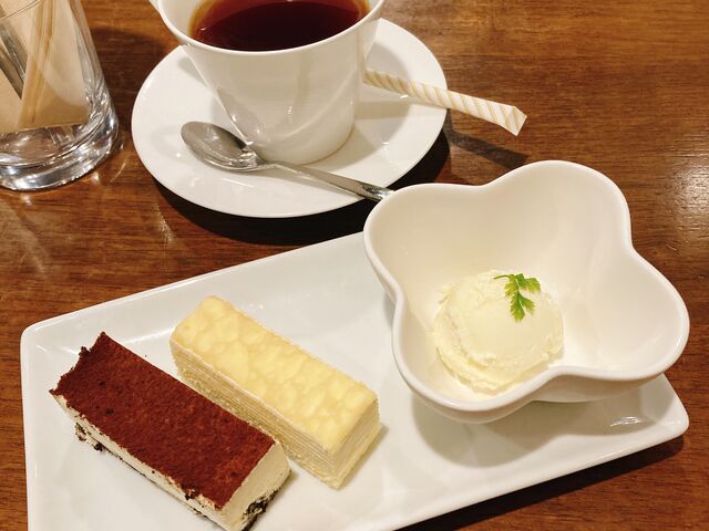 ランチのデザート(ティラミス、ミルクレープ、バニラアイス)_cafe/R