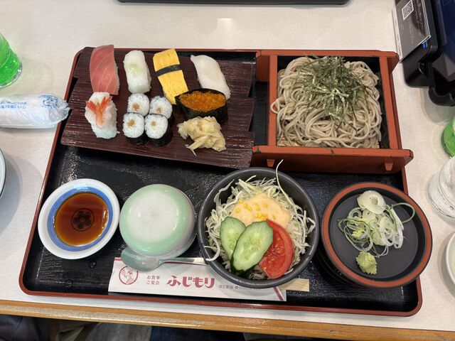 お寿司とそばのセット。茶碗蒸しとサラダが付いてくる。_ふじもり