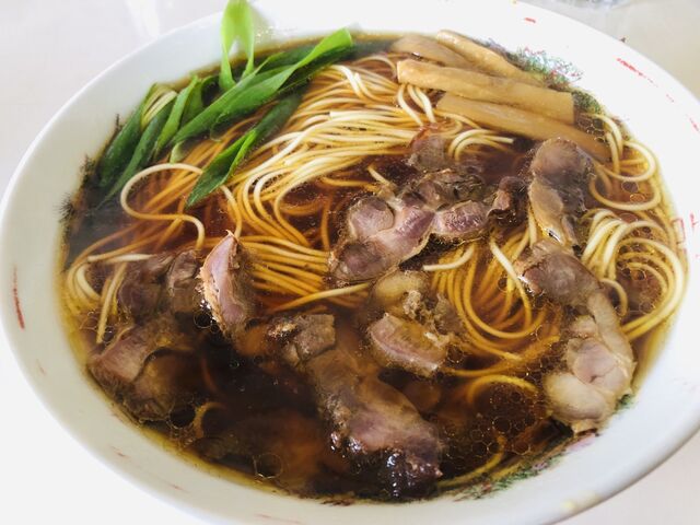 鶏ガラ醤油の綺麗な澄んだスープ_坂本