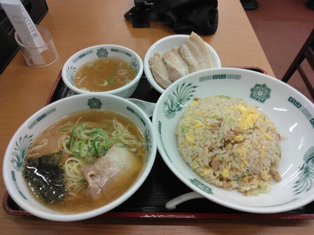 大変に満足度の高い、チャーハンに半ラーメンです。_熱烈 中華食堂 日高屋 西葛西北口店