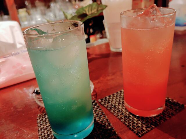 チャイナブルー(左)作ってもらいました! 甘すぎずサッパリした感じがしました! _モスウェル