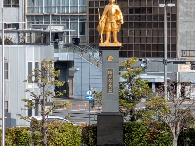 朝の信長像_信長ゆめ広場