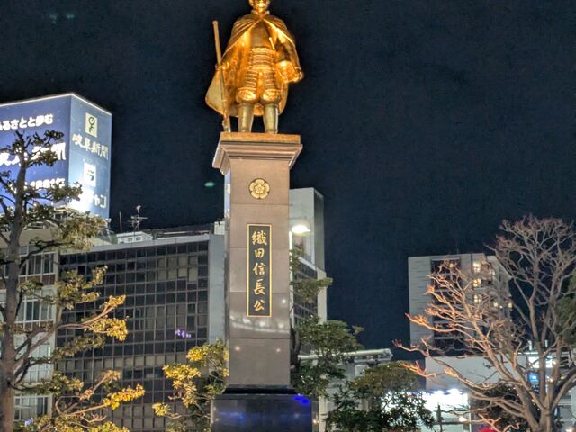 夜の信長像_信長ゆめ広場