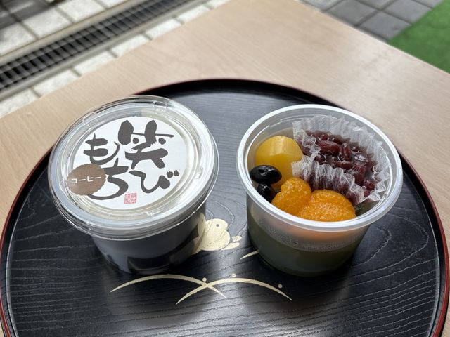 お店の前で食べられます_餅惣
