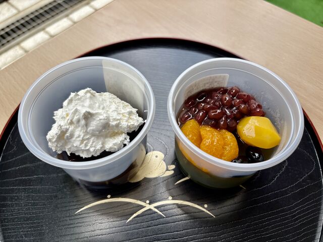 わらび餅にホイップクリームをのせてくれました。寒天は絶妙な逸品!_餅惣