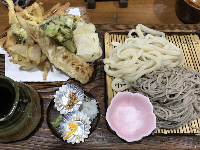 季節の天盛り付きあいもり
サクサクの天ぷらは絶品です_手打ちそば 満つ乃