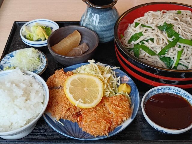 そば定食(ヒレカツ)
ニラ蕎麦大盛りに変更です。_みたか亭