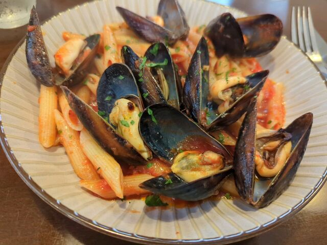 ムール貝辛いトマトソースのペンネ
_オステリア ラ フェニーチェ OSTERIA La fenice