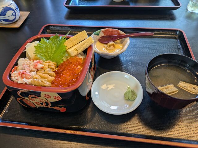 ウニいくらカニの三色丼_寿し処かさい