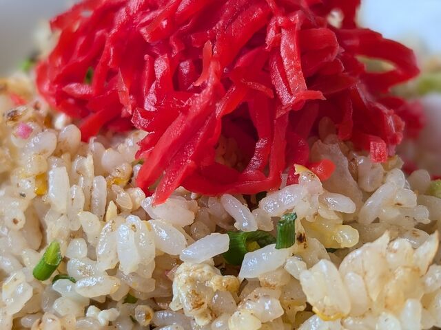焼き飯 紅しょうがどっさりのせました_三代目 沖食堂