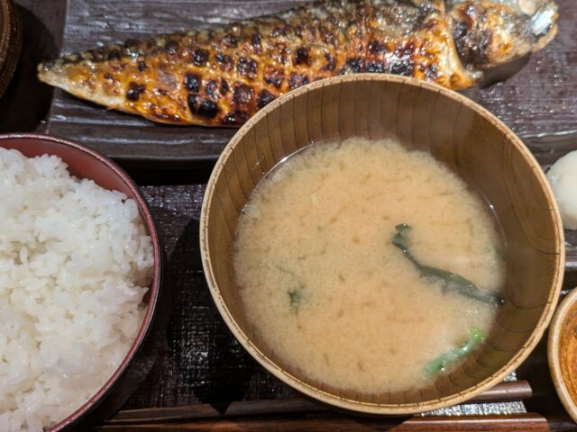炭火で焼かれた鯖の文化干し定食_炭火焼干物食堂 越後屋八十吉